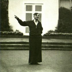 Joachim Ringelnatz bei einem Vortrag auf der Freilichtbühne Hellerau 1926. Foto: G. Jonas